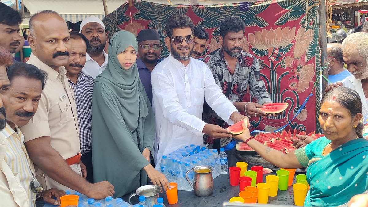 ‘Thanneer Pandals’ To Beat Summer Heat: கோவை உக்கடம் பகுதியில் அமைக்கப்பட்ட நீர் மோர் பந்தல்.. பொதுமக்களுக்கு அளிக்கப்பட்ட தண்ணீர் பாட்டில், தர்பூசணி, ஆப்பிள், ஆரஞ்சு..!