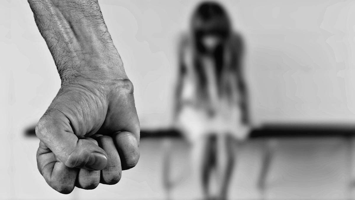 School Girl Abuse: பள்ளி கழிவறையில் மாணவி பலாத்காரம்.. ஆசிரியருக்கு அடி, உதை..!