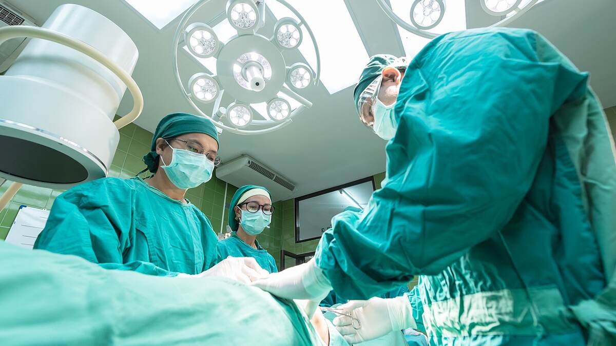 Girl Drills Hole In Patient Skull: அறுவை சிகிச்சையின் போது நோயாளியின் மண்டை ஓட்டை துளையிட்ட சிறுமி.. அதிர்ச்சி சம்பவம்..!
