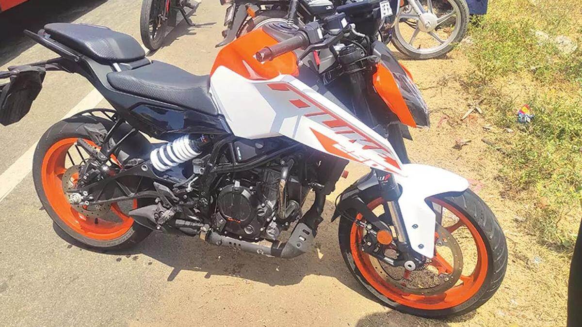 Lorry Collides With Bike: லாரி மோதி 3 வாலிபர்கள் உயிரிழப்பு; சுற்றுலா சென்றுவிட்டு வீடு திரும்பும்போது நேர்ந்த சோகம்..!