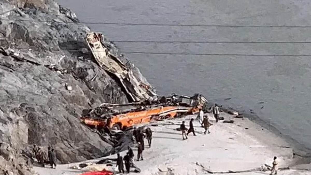 Bus Plunges into Valley: பள்ளத்தாக்கில் பயணிகள் பேருந்து கவிழ்ந்து பயங்கர விபத்து; 20 பேர் பலி., 15 பேர் படுகாயம்.!