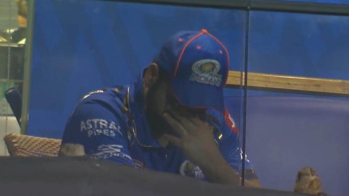 Rohit Sharma Feeling Sad: மும்பை அணி வீரர் ரோஹித் சர்மா மனமுடைந்து காணப்பட்ட வீடியோ காட்சிகள் வைரல்..!