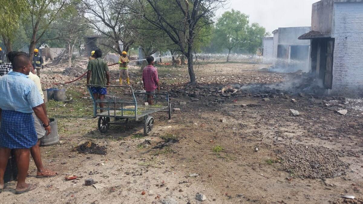 Sivakasi Fire Accident: சிவகாசியில் பட்டாசு ஆலை வெடித்து கோர விபத்து.. பெண்கள் உட்பட 8 பேர் பலி..!