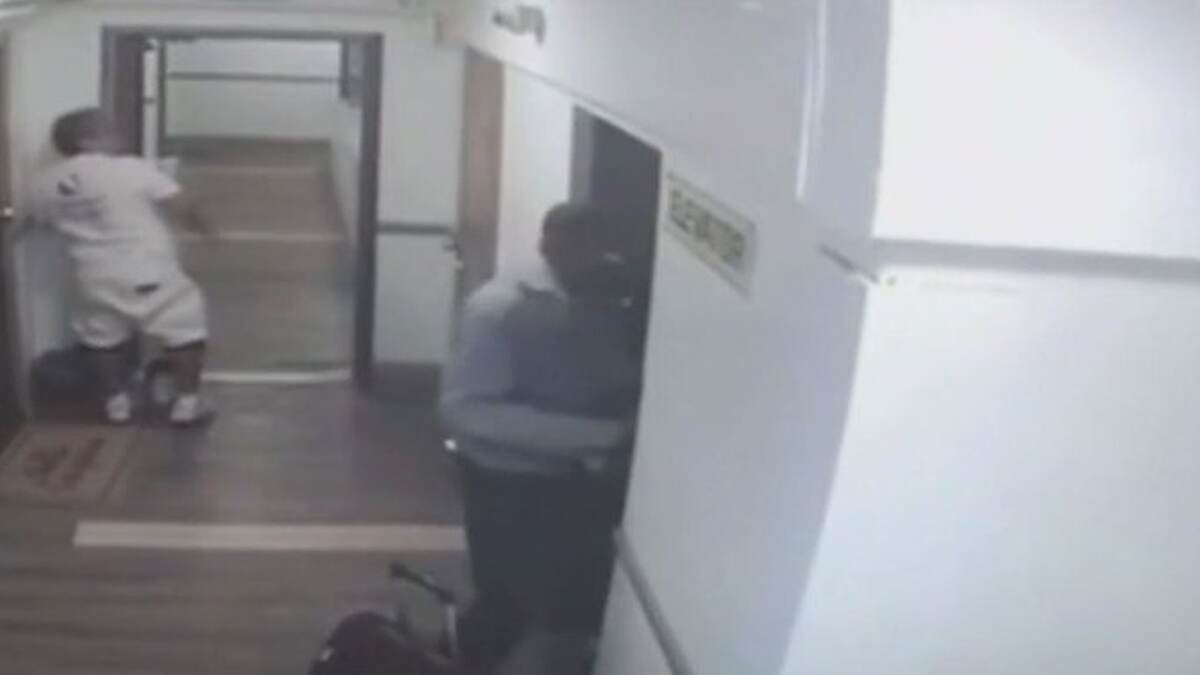 Blindman Falls into Elevator Shaft: திறந்து கிடந்த லிப்ட் பாதையில் தவறி விழுந்த பார்வையற்ற நபர்; ஊசலாடும் உயிர்.. பதறவைக்கும் காட்சிகள்.!