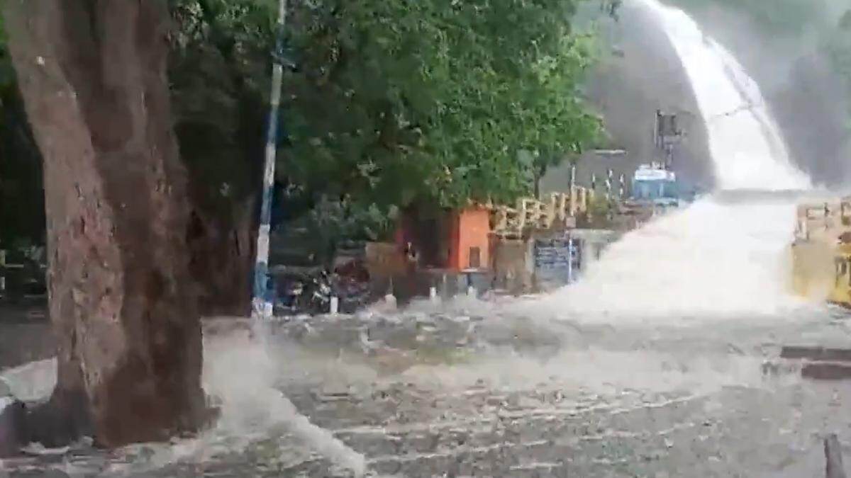 Courtallam Waterfalls Flood: பழைய குற்றால அருவியில் வெள்ளப்பெருக்கு; 17 வயது சிறுவன் பலி..! காட்டாற்று வெள்ளத்தால் தெறித்தோடிய மக்கள்.!