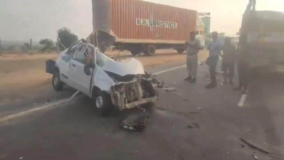 Car - Lorry Collision: சாலையின் தடுப்புச்சுவரில் மோதி கார் விபத்து; எதிரே வந்த லாரி மோதி 5 பேர் பலி..!