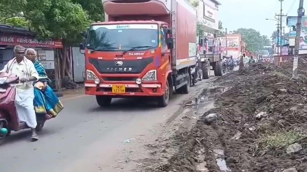 Sewage Dumped On Road Side: சாலையில் கொட்டப்பட்டுள்ள கழிவுகள்.. பொதுமக்கள் அகற்ற கோரிக்கை..!