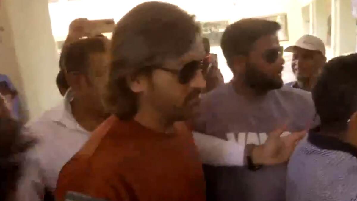 MS Dhoni Casting his Vote: ராஞ்சியில் ஜனநாயக கடமையாற்றிய தோனி; அலைகடலென திரண்ட ரசிகர்கள்.!
