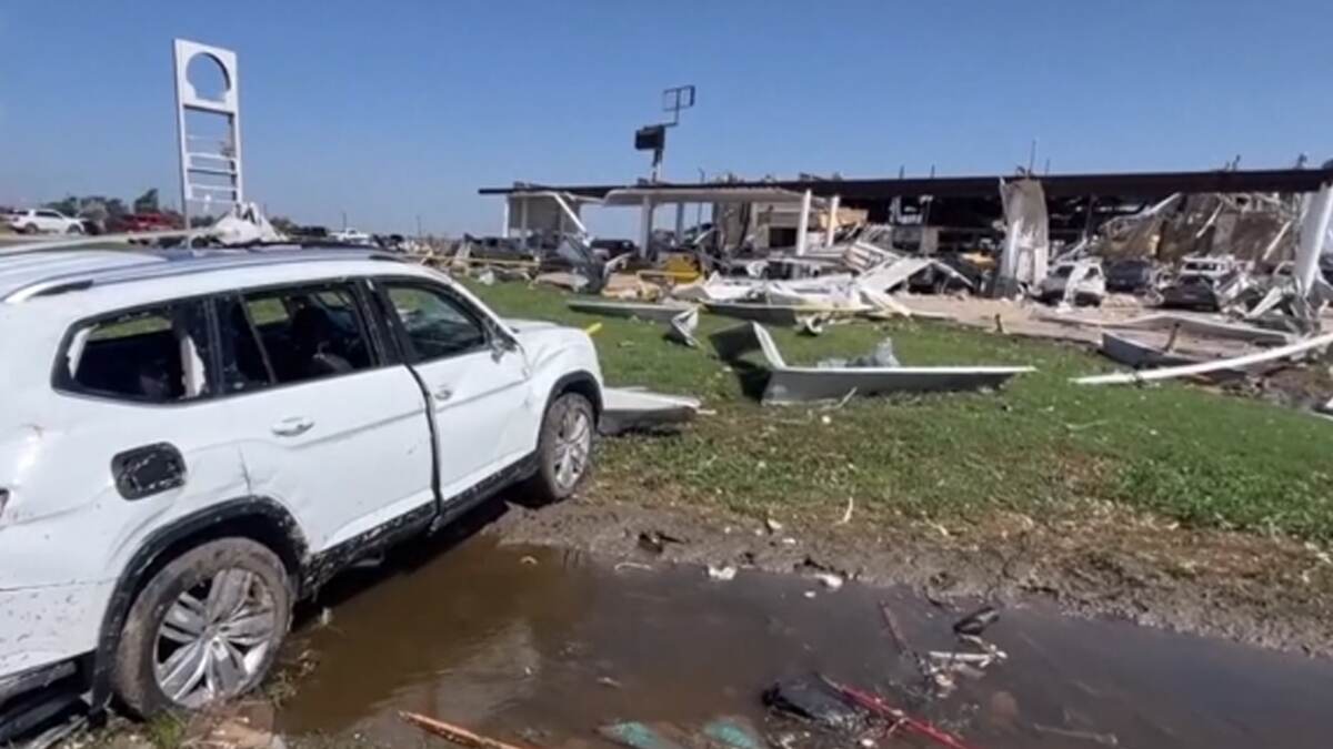 US Storms: அமெரிக்காவை புரட்டியெடுத்த சூறாவளி புயல்கள்; 23 பேர் பலி., இருளில் மூடிய 3 இலட்சம் வீடுகள்.!