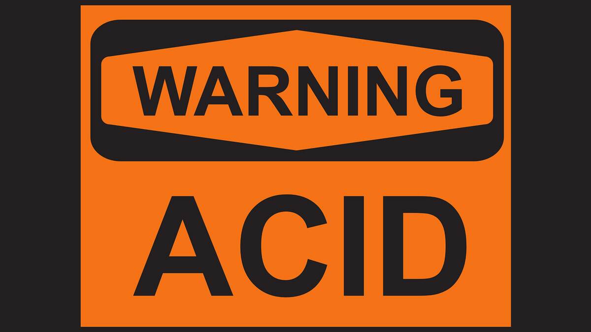 Counterfeiter Has Thrown Acid: பெண் நடத்தையில் சந்தேகம்; கள்ளக்காதலன் ஆசிட் வீசி தப்பி ஓட்டம்..!
