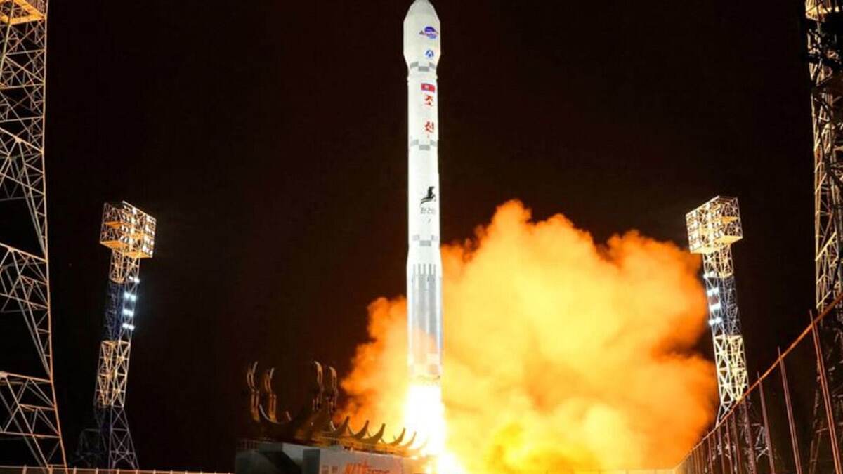 North Korea Launches Rocket: வட கொரியாவின் 2-வது உளவு செயற்கைக்கோள்.. நடுவானில் வெடித்து சிதறல்..!