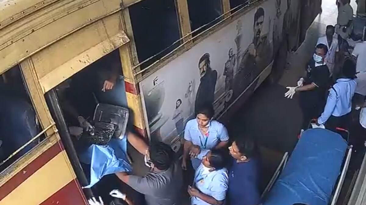 Woman Delivers Baby on KRSTC Bus: பேருந்து பயணத்தில் பிரசவ வலி, பனிக்குடம் உடைந்து கதறிய கர்ப்பிணி.. பிரசவ அறையாக மாறிய அரசுப்பேருந்து.. கேரளாவில் நெகிழ்ச்சி சம்பவம்.!