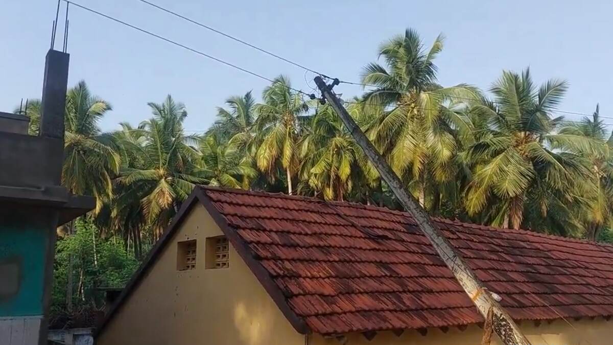 Electric Pole In Critical Condition: ஆபத்தான நிலையில் மின் கம்பம்.. அச்சத்தில் மக்கள்.. சரி செய்ய கோரிக்கை..!