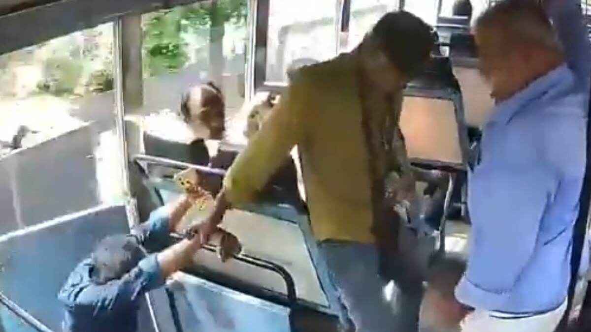 Kerala Bus Conductor Saves Passenger’s Life: உயிரை காப்பாற்றிய கேரள நடத்துனர்.. வைரலாகும் வீடியோ..!