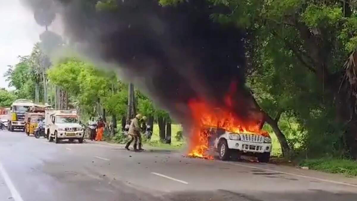 Car Destroyed By Fire: சிவகிரி அருகே கார் தீப்பிடித்து எரிந்து நாசம்.. வைரலாகும் வீடியோ..!