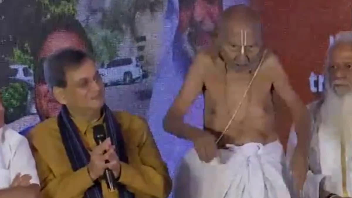 Padma Shri Swami Sivananda performs Yoga Day: 127 வயதிலும் சர்வதேச யோகா தினத்திற்கு உற்சாகத்துடன் தயாராகும் முதியவர்; அசத்தல் விபரம் இதோ.!
