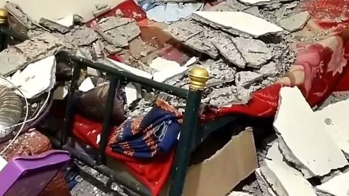 Roof Collapse Accident: வீட்டின் மேற்கூரை பூச்சு இடிந்து விழுந்து வாலிபர் படுகாயம்..!