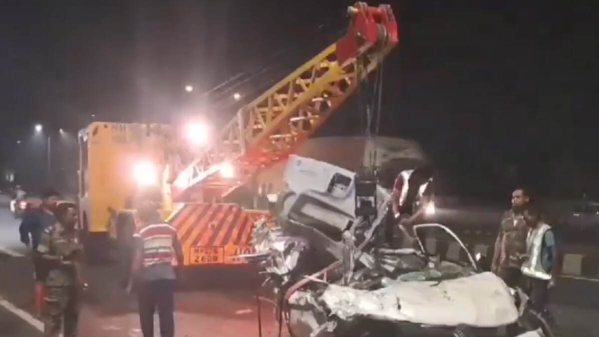 Lorry Car Collision 4 Died: லாரி - கார் நேருக்கு நேர் மோதி, அப்பளமாக நொறுங்கி பயங்கர விபத்து; நண்பர்கள் 4 பேர் பரிதாப பலி..!