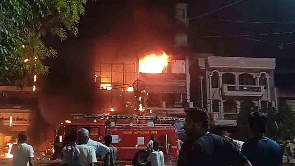 Fire Accident Death: இன்வெர்ட்டரில் இருந்து தீ பரவி, ஒரே குடும்பத்தை சேர்ந்த 4 பேர் பலி..! கண்ணீர் சோகம்..!