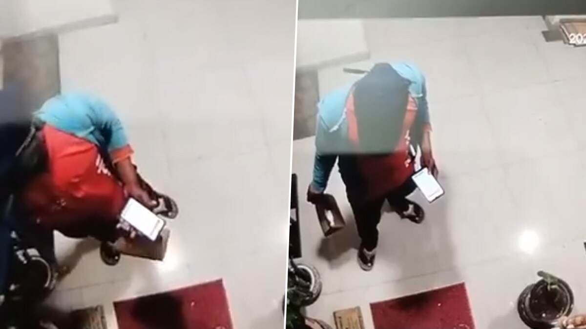 Zomato Delivery Boy Steal Customer Package: உணவு டெலிவரி செய்ய வந்த நபர், உணவு பொட்டலத்தை திருடும் காட்சி வைரல்..!