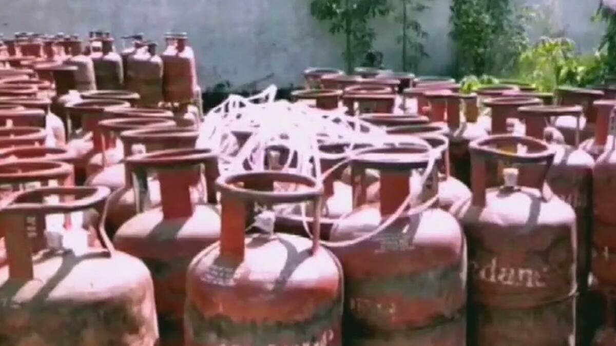 Gas Cylinder Price: வணிக பயன்பாட்டுக்கான சிலிண்டர் விலை குறைவு: விபரம் உள்ளே.!