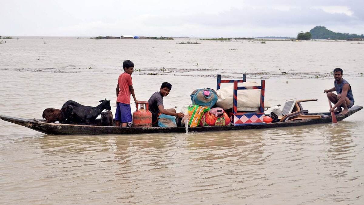 Assam Flood: வரலாறு காணாத கனமழையால் மூழ்கிய அசாம்.. 6 லட்சம் பேர் பாதிப்பு.. 45 பேர் பலி..!