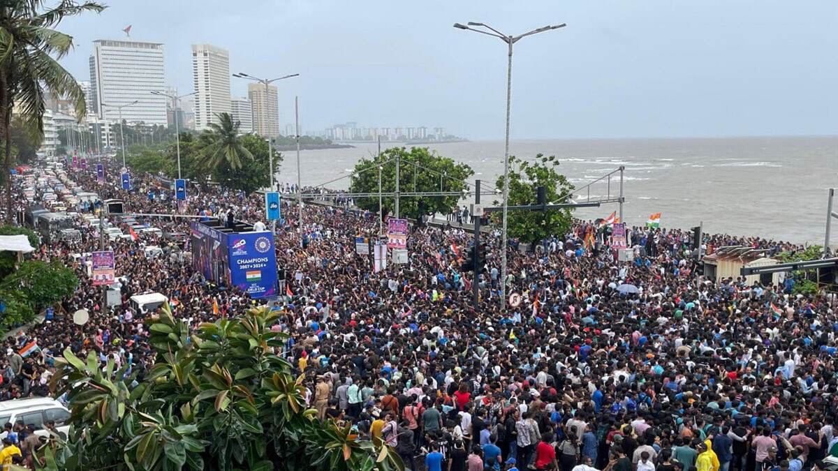 Team India T20 World Cup Victory Parade: உலகமே வியக்கும் பிரமாண்ட பேரணி.. கையில் கோப்பையுடன் இந்திய அணி வீரர்கள் அணிவகுப்பு..!