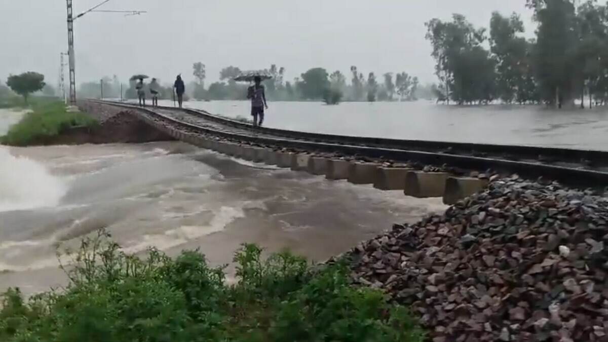 Sharda River Flood: கரைபுரண்டு ஓடும் வெள்ளத்தால் பாதிக்கப்பட்ட சாலைகள்; போக்குவரத்து துண்டிப்பு.. 20 கிராமங்களின் நிலை என்ன?.!