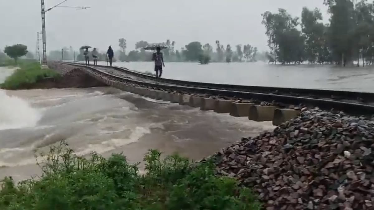 Sharda River Flood: கரைபுரண்டு ஓடும் வெள்ளத்தால் பாதிக்கப்பட்ட சாலைகள்; போக்குவரத்து துண்டிப்பு.. 20 கிராமங்களின் நிலை என்ன?.!