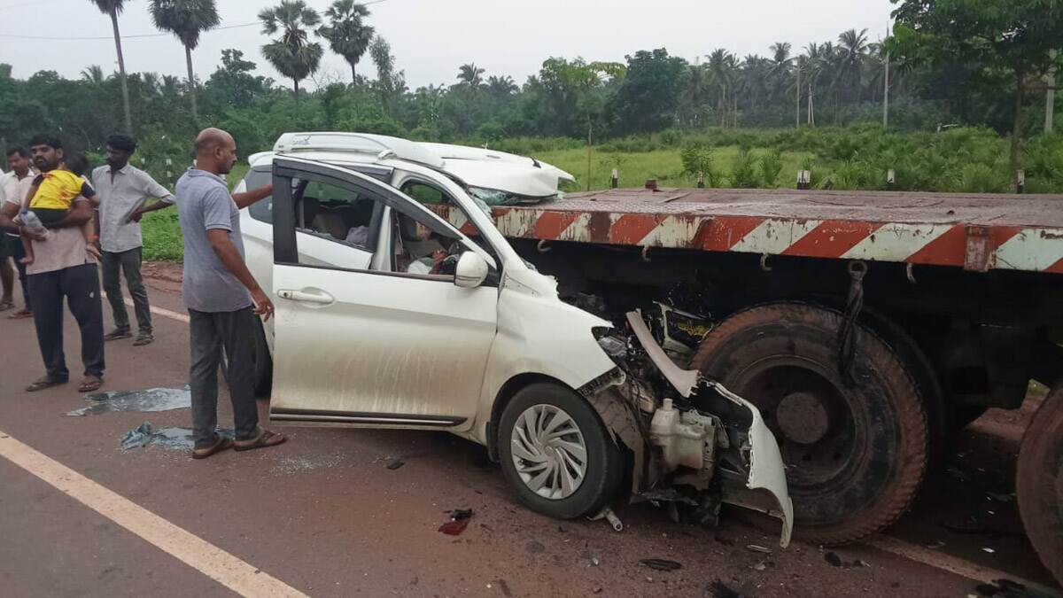 Car Rammed into Parked Lorry: சாலையோரம் நின்ற லாரி மீது அதிவேகத்தில் மோதி நொறுங்கிய கார்; மூவர் பலி.!
