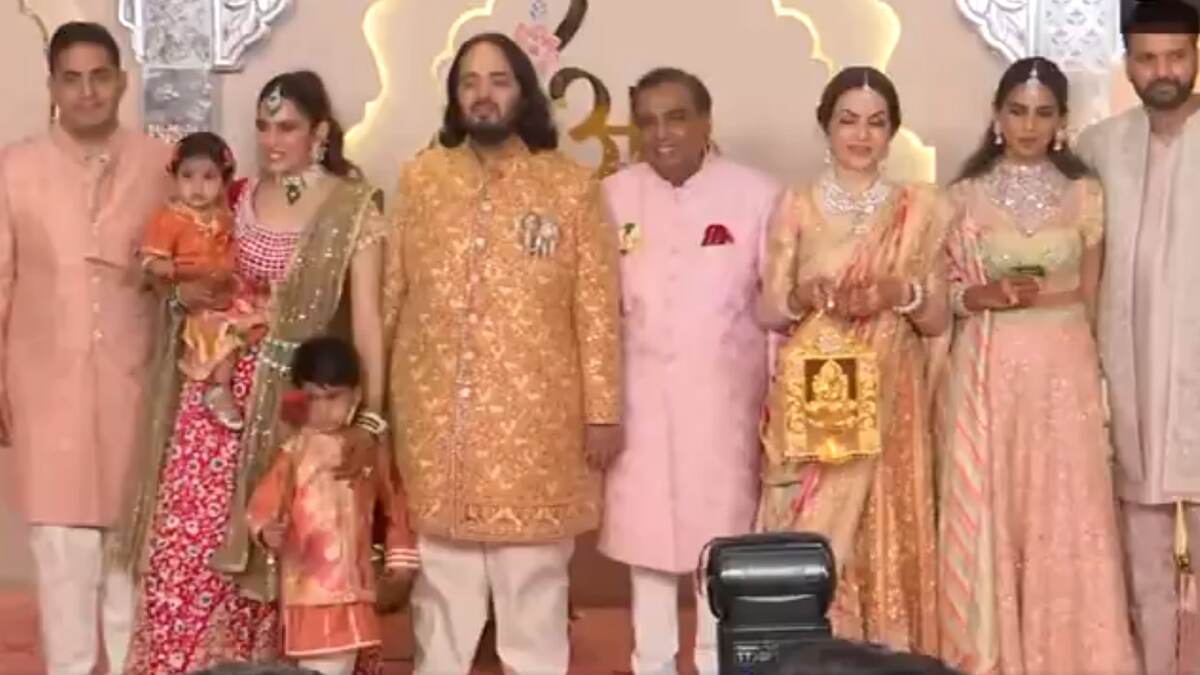 Anant Ambani-Radhika Merchant Wedding: அம்பானி இல்லத் திருமண விழாவில் பிரபல குத்துச்சண்டை வீரர் ஜான் செனா: வாழ்த்து மழை பொழிய குவியும் பிரபலங்கள்.!