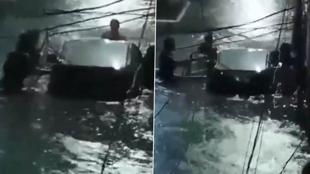 Car Swept Away By Flood: வெள்ளத்தில் அடித்து செல்லப்பட்ட கார்; 4 பேரை காப்பாற்றிய பொதுமக்கள்.. நெகிழவைக்கும் வீடியோ வைரல்..!