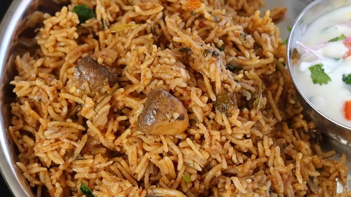 Weekend Special: குக்கரில் குழையாமல் ஈஸியா காளான் பிரியாணி  செய்வது எப்படி? வாங்க தெரிஞ்சிக்கலாம்!