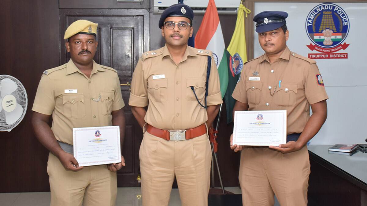 Police Returns Bag With Rs 3 Lakh: ஏடிஎம்மில் கடந்த 3 லட்சம் பணம்.. காவல்நிலையத்தில் ஒப்படைத்த காவலர்கள்..!