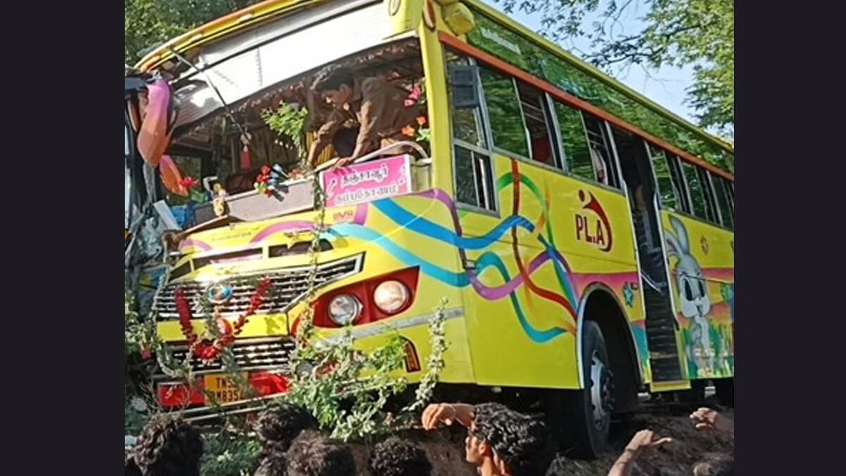 Thanjavur Accident: செல்போன் பேசியபடி பேருந்தை இயக்கிய ஓட்டுநர்; 2 தனியார் பேருந்துகள் நேருக்கு நேர் மோதி விபத்து.!