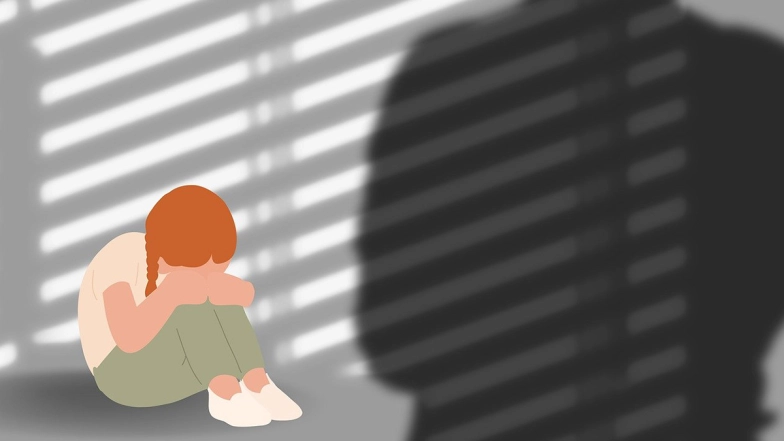 Young Girl Gang Rape: இளம்பெண்ணை கூட்டு பலாத்காரம் செய்து  வீடியோ எடுத்து மிரட்டல்.. 5 பேர் கைது..!