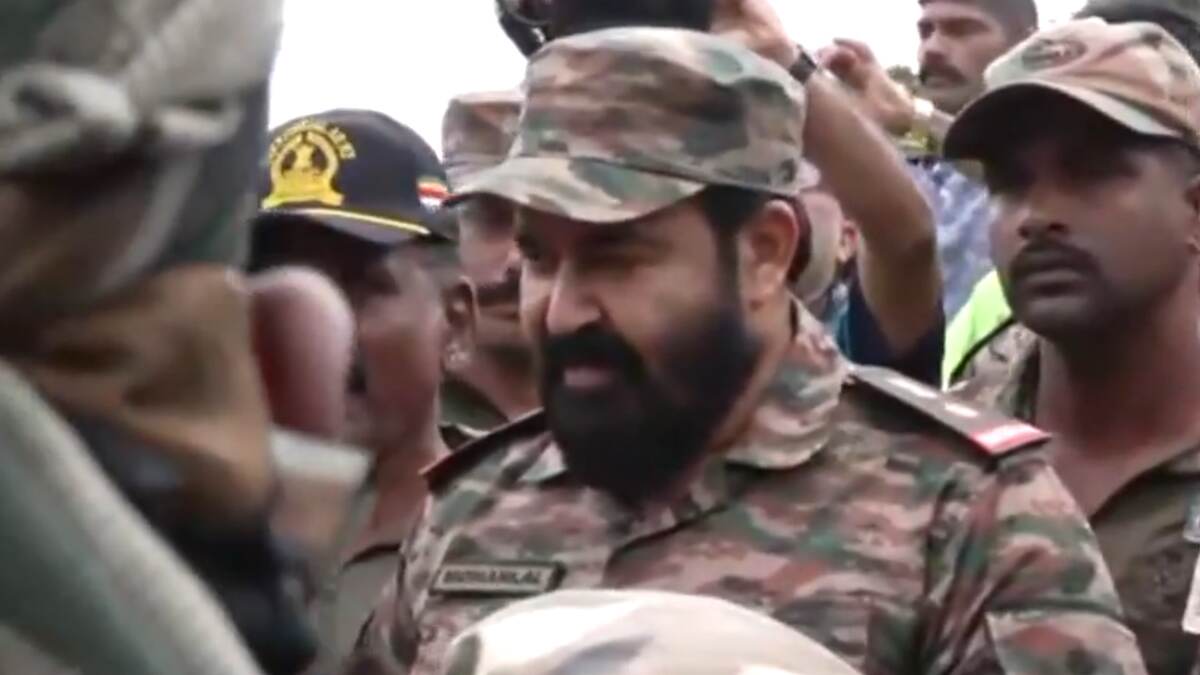Mohanlal Visits Wayanad Landslide Spot in Army Uniform: வயநாடு நிலச்சரிவு; ராணுவ சீருடையில் சென்று மீட்புப் பணிகளை பார்வையிட்ட நடிகர் மோகன்லால்..!