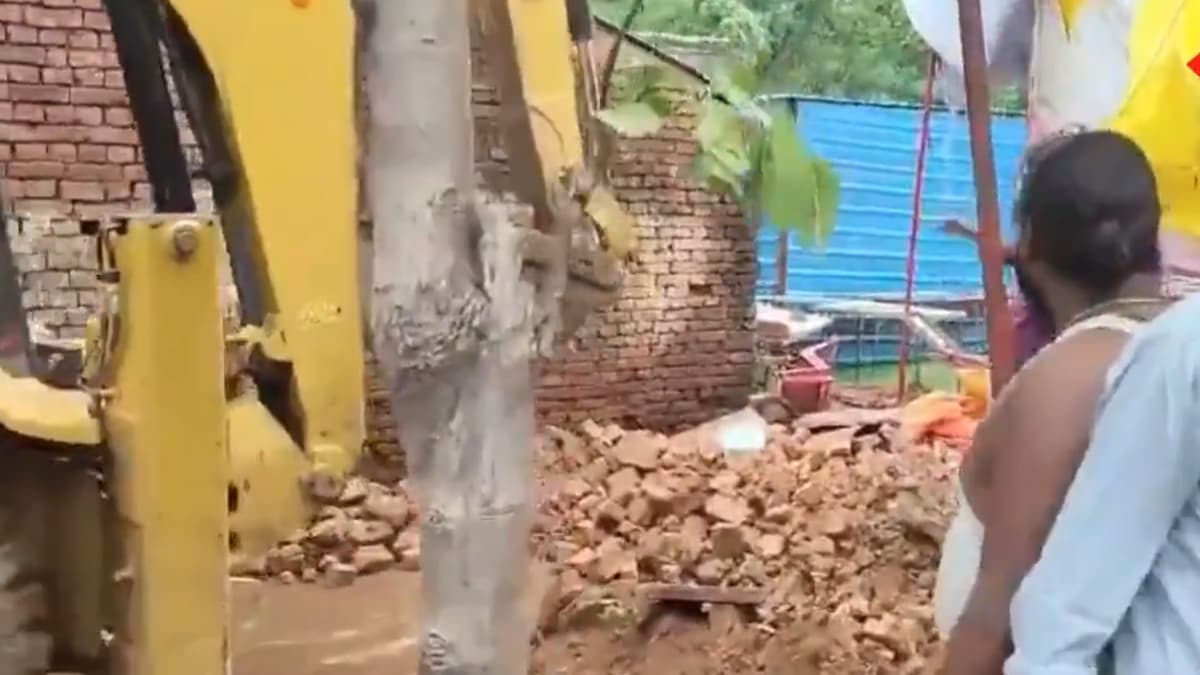 Temple Wall Collapse: கோவிலின் சுற்றுச்சுவர் இடிந்து விழுந்து 9 குழந்தைகள் பரிதாப பலி; நெஞ்சை உலுக்கும் சோகம்.!