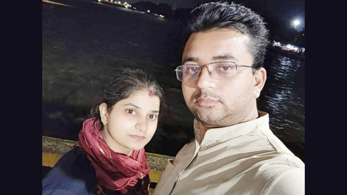 Couple Dies By Suicide: கடன் தொல்லையால் நகை வியாபாரி மனைவியுடன் தற்கொலை.. வாட்ஸ்அப்பில் அனுப்பிய உருக்கமான மெசேஜ்..!