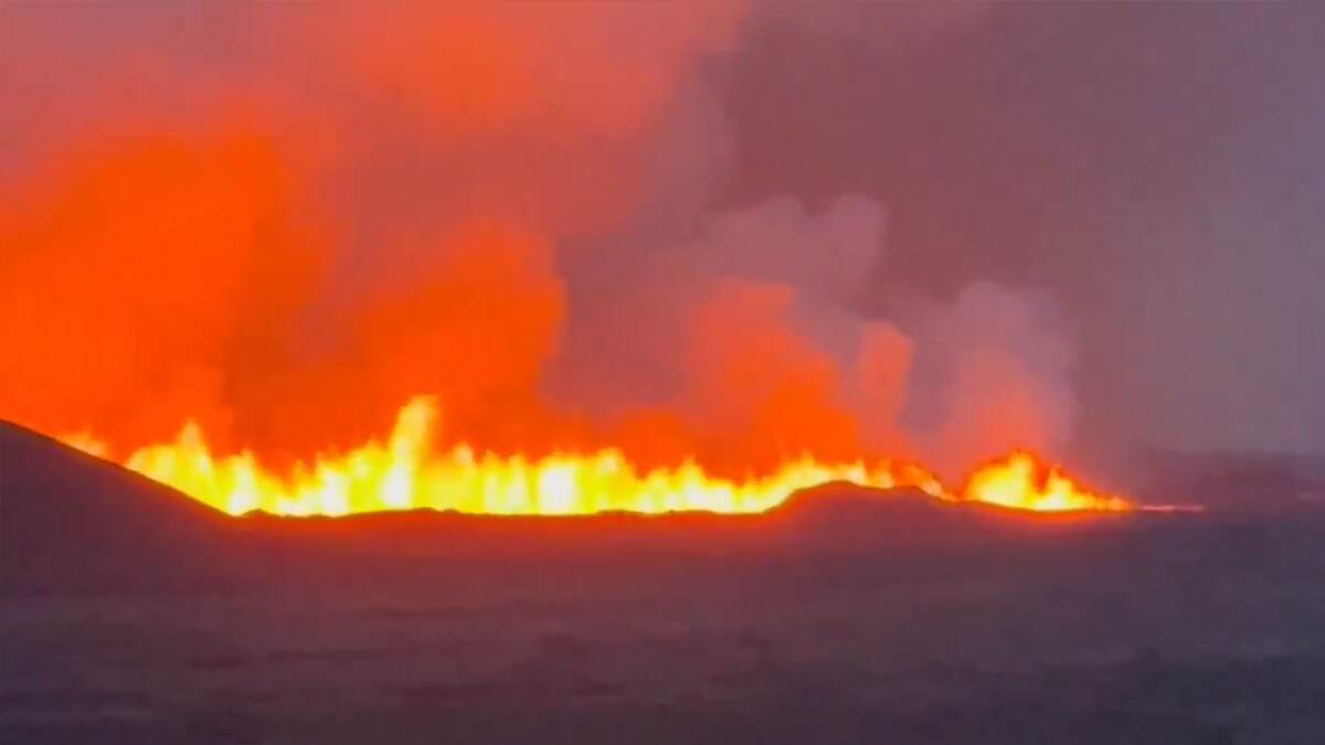 Iceland Volcano Eruption: வெடித்துச் சிதறிய எரிமலை; சிவப்பு ஆறாக ஓடி, நரகத்தின் வாயில் போல தோற்றம்..!