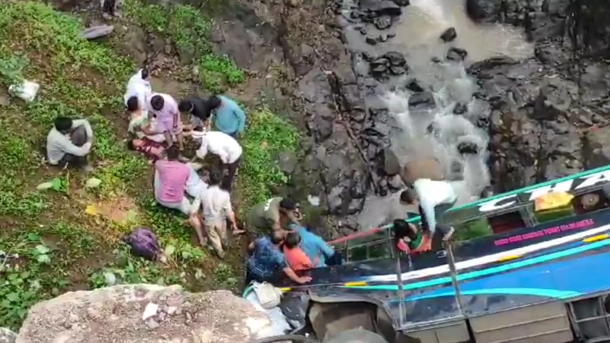 Bus Accident: 30 அடி பள்ளத்தில் பேருந்து கவிழ்ந்து விபத்து.. 4 பேர் பரிதாப பலி..!