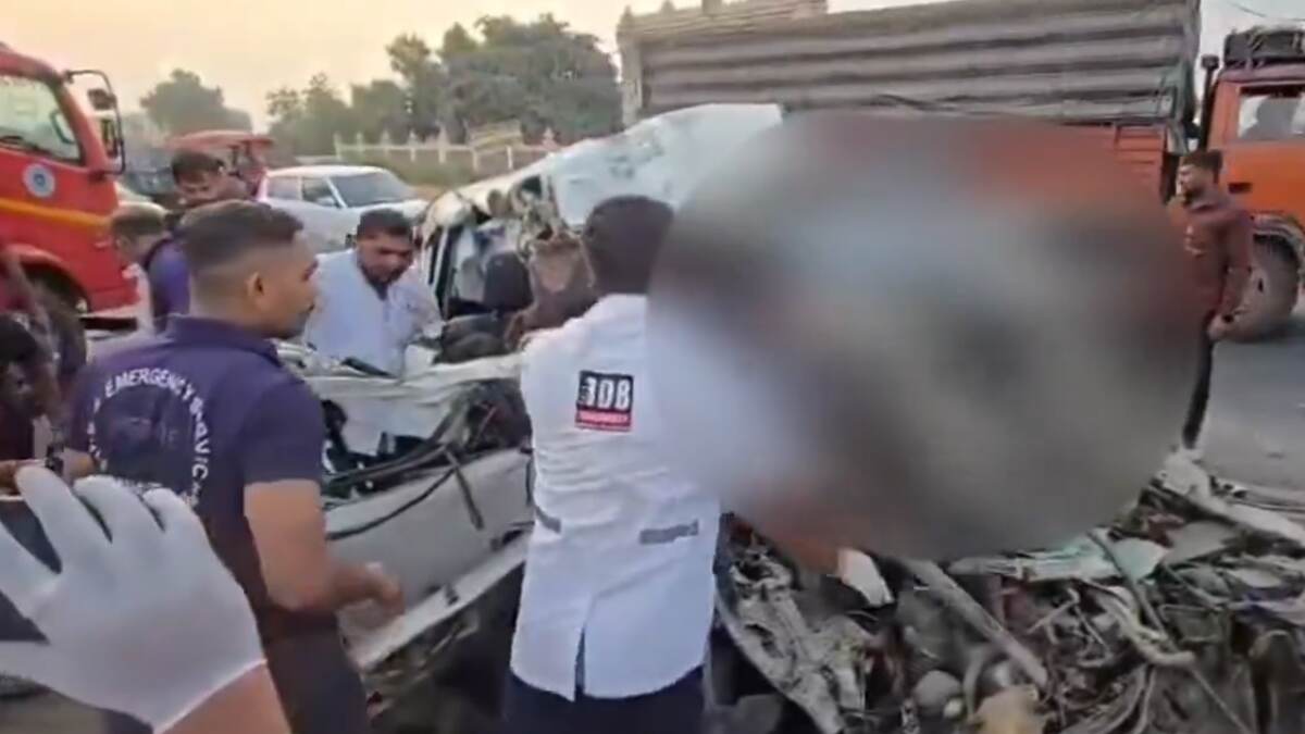 Car Rams Trailer Truck: விரைவு சாலையில் லாரி மீது கார் மோதியதில் 7 பேர் பலி.. சுக்குநூறான கார்.. பதறவைக்கும் வீடியோ..!