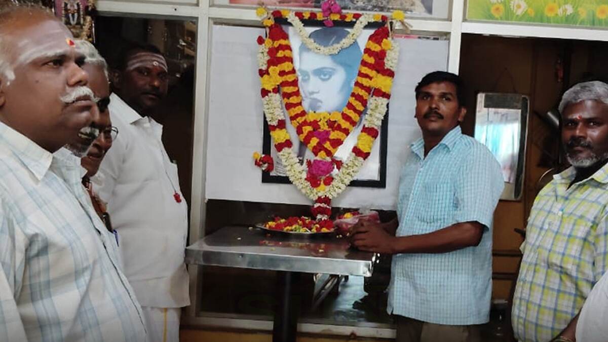 Silk Smitha: நடிகை சில்க் சுமிதாவின் நினைவுநாள்; அன்னதானம் வழங்கி, மலர்தூவி அஞ்சலி செலுத்திய ரசிகர்கள்..!