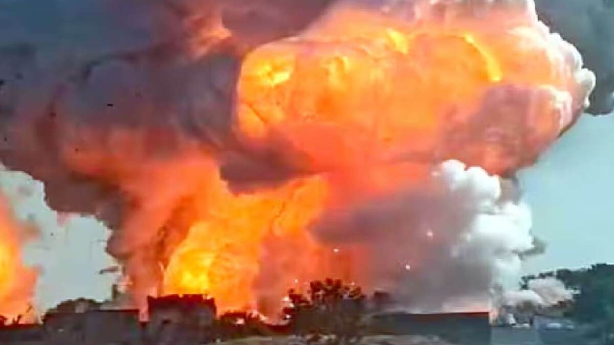 Firecrackers Exploded: பட்டாசு கிட்டங்கி வெடித்துச் சிதறி விபத்து; 2 தொழிலாளர்கள் பரிதாப பலி., தூத்துக்குடியில் சோகம்.!