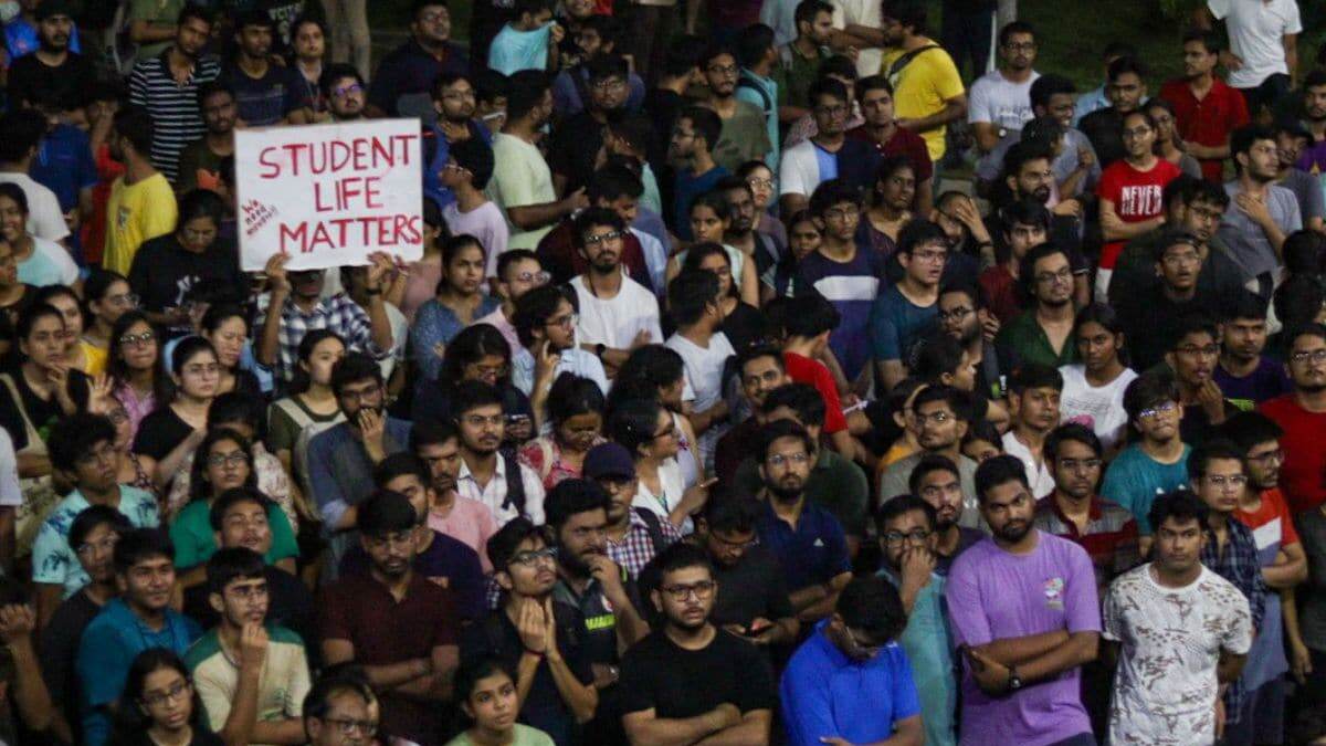 IIT Student Dies By Suicide: ஐஐடி விடுதியில் மாணவர் சடலமாக மீட்பு.. சக மாணவர்கள் திடீர் போராட்டம்..!
