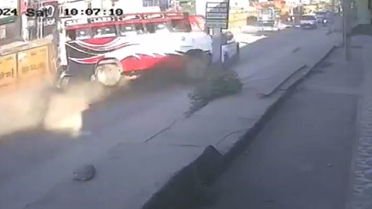 Mini Bus Accident: தறிகெட்ட வேகத்தில் வந்ததால் சோகம்; மினி பேருந்து கார், மின்கம்பம் மீது மோதி விபத்து.. பகீர் காட்சிகள்.!