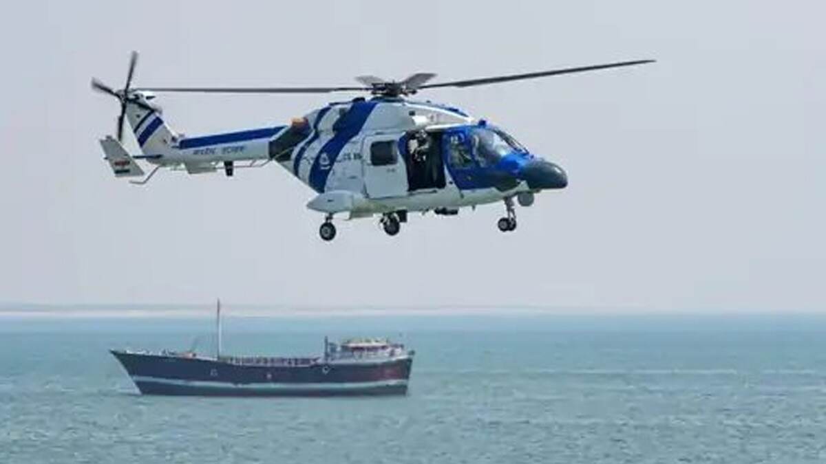 Navy Helicopter Crash: கடற்படை ஹெலிகாப்டர் கடலில் விழுந்து விபத்து; 3 பேர் மாயம்.. மீட்பு பணிகள் தீவிரம்..!