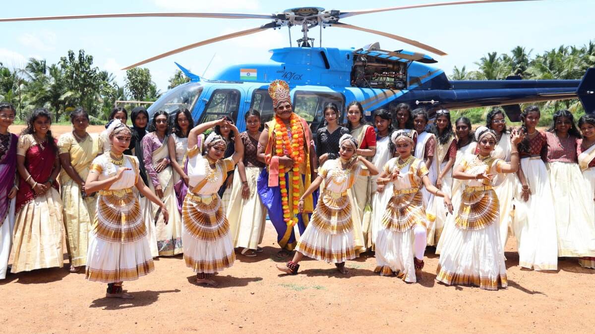 Onam Festival 2024: கோவையில் உள்ள தனியார் கல்லூரியில் ஓணம் பண்டிகை.. ஹெலிகாப்டரில் வந்திறங்கிய மகாபலி..!