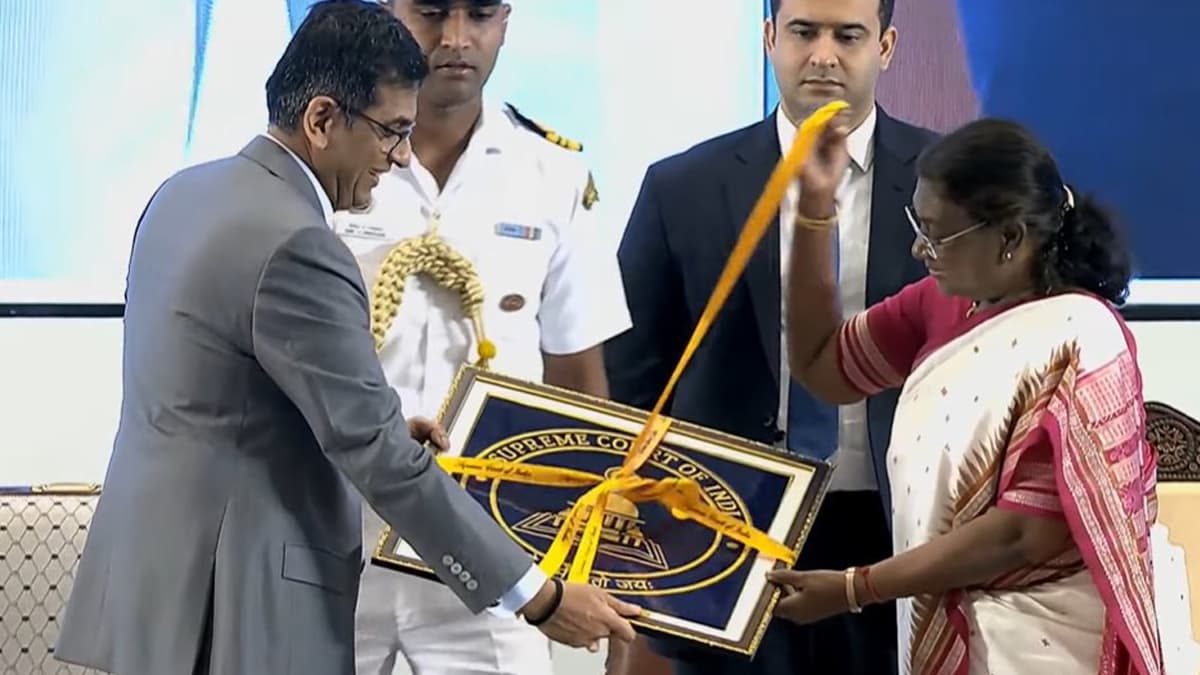 Supreme Court: உச்சநீதிமன்றத்திற்கு புதிய அடையாளம்; கொடியை வெளியிட்ட குடியரசுத்தலைவர்.!