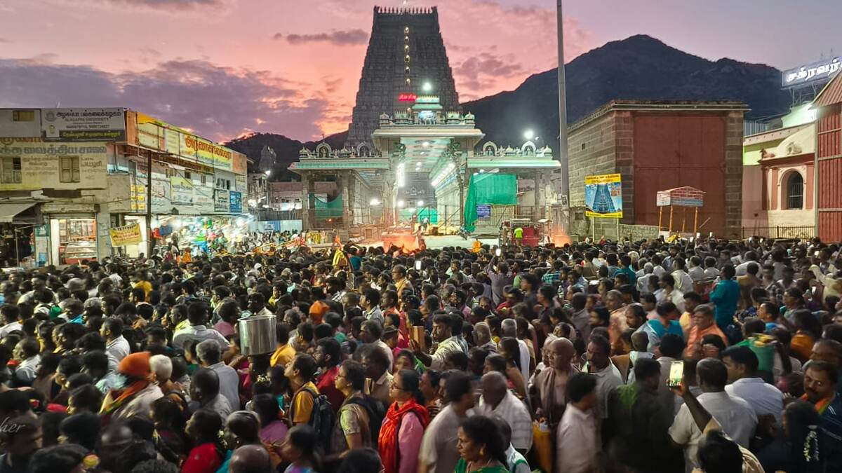 Tiruvannamalai: புரட்டாசி பௌர்ணமி திருவண்ணாமலை கிரிவலம்.. போதிய பேருந்துகள் இல்லாததால் பக்தர்கள் சாலை மறியல்.!